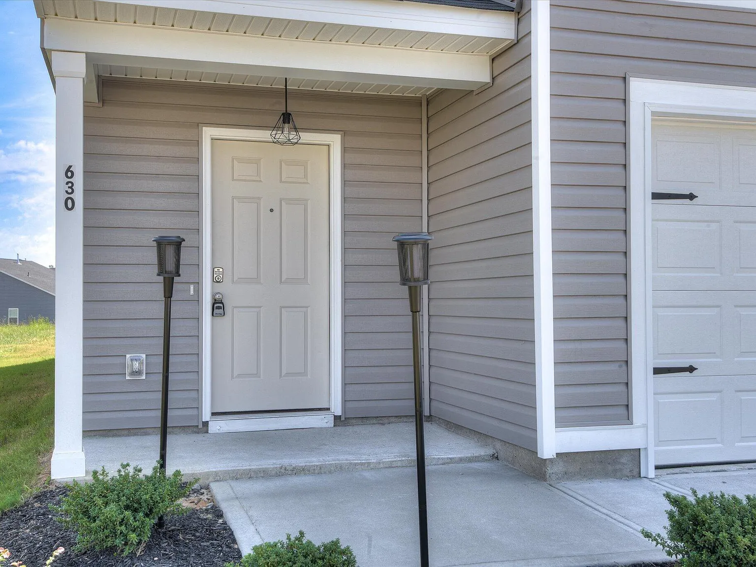 5 bed, 2.5 bath, 2408 sqft, $2,495 — Photo 4