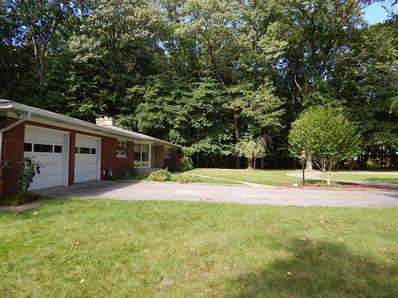 3rd image of 1909 Crestwood Ln