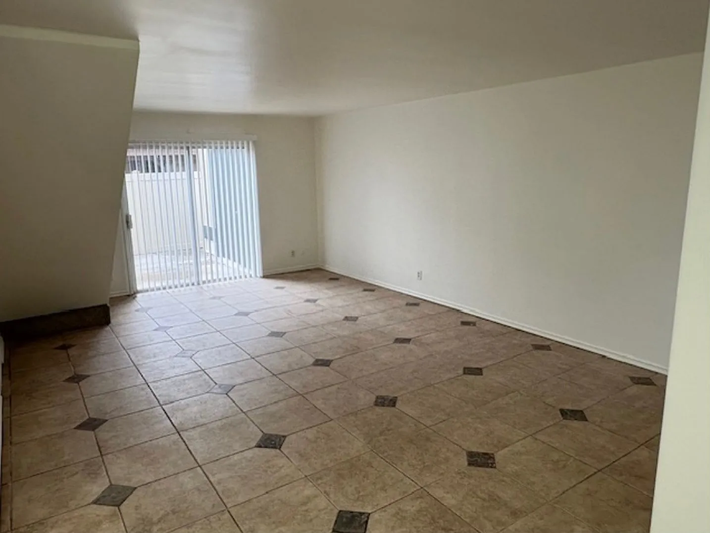 Half off 1st Month Rent!! Extra large 3bd/2ba 2 story townhome with patio/backyard — Photo 3