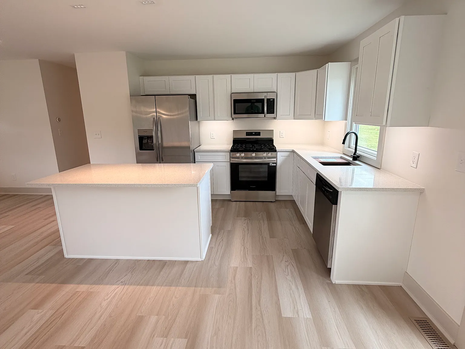 3 bed, 1.5 bath, 1092 sqft, $3,650 — Photo 2