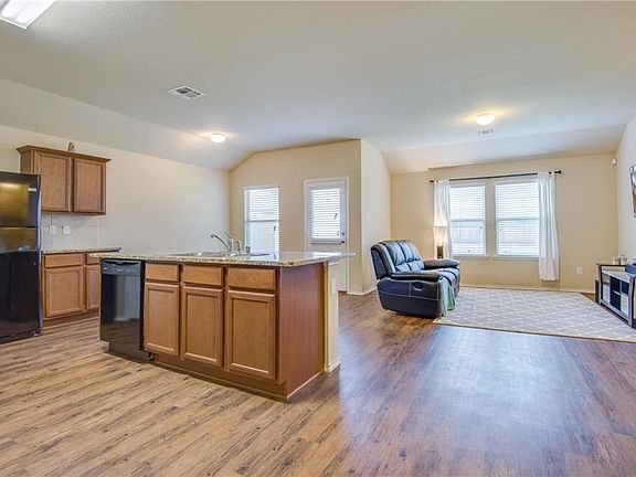 5th image of 2114 Meadow Park Dr