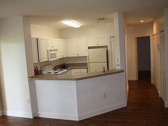 3rd image of 5045 Fairways Cir #103