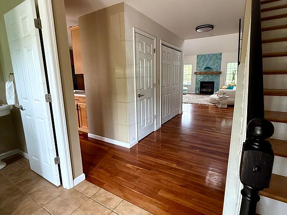 3rd image of 142 Grandview Dr