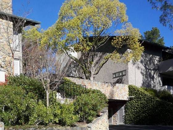 1st image of 10 Mansion Ct