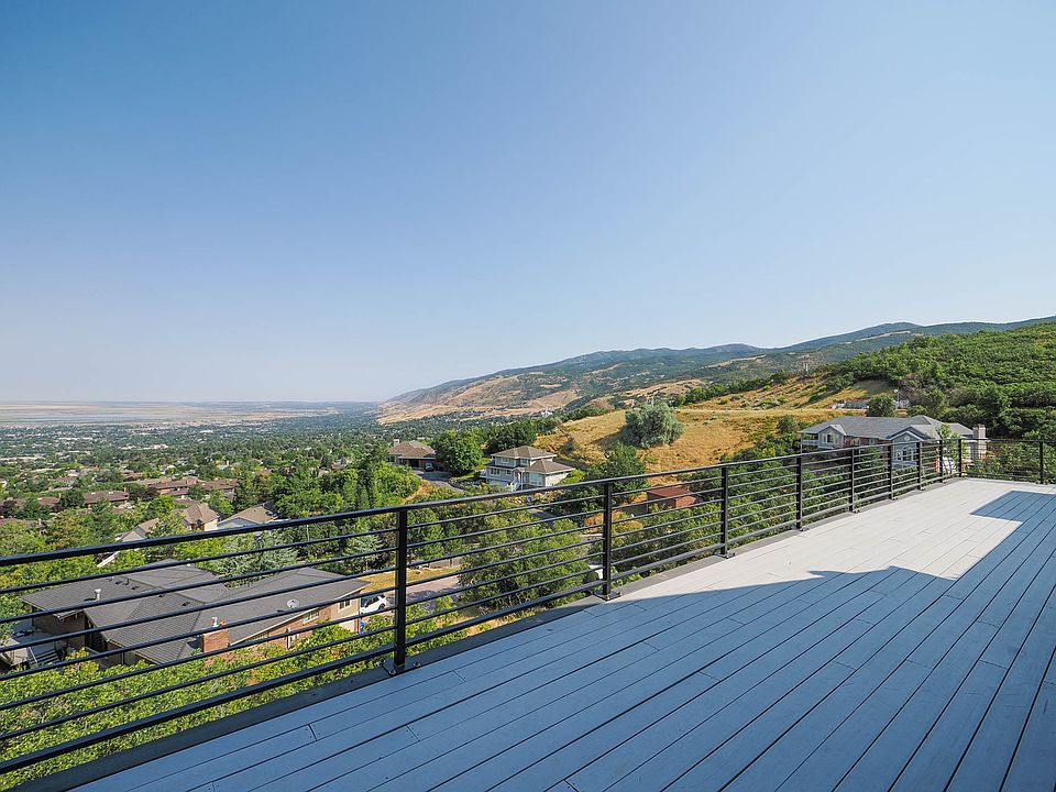 Amazing mountain and great salt lake views. Amazing for morning coffee, a glass of wine in the evening or weekend entertaining.