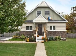 16 Westminster Dr, Shirley, NY 11967