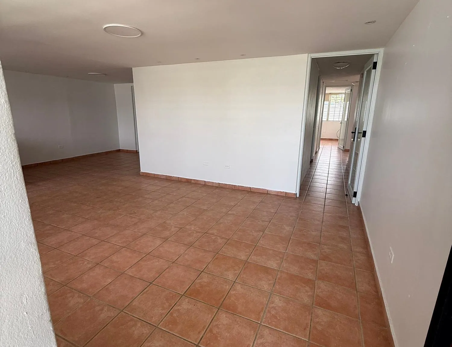 4 bed, 2.0 bath, 2500 sqft, $2,500 — Photo 2