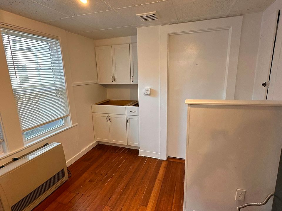 Another angler of kitchen and door entrance