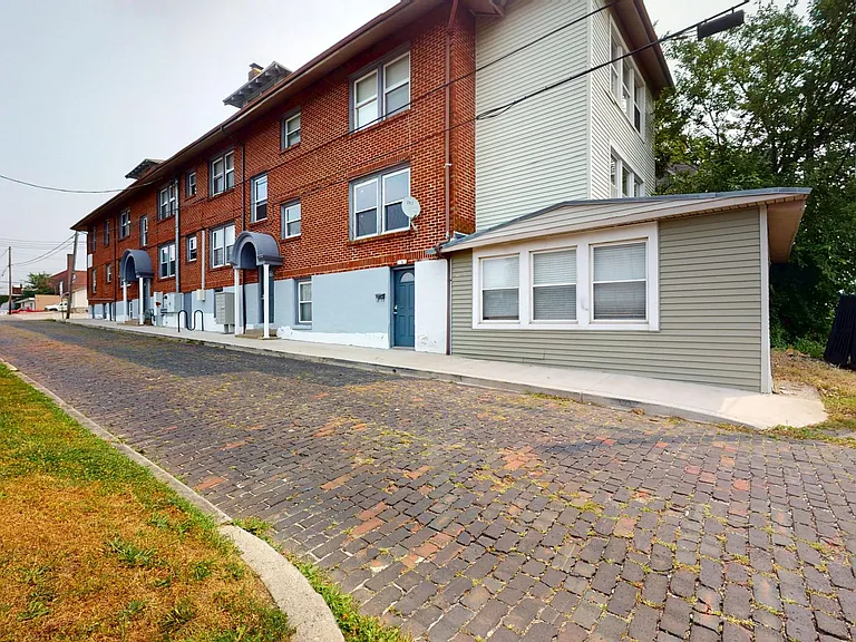 219 W Church St — Photo 3