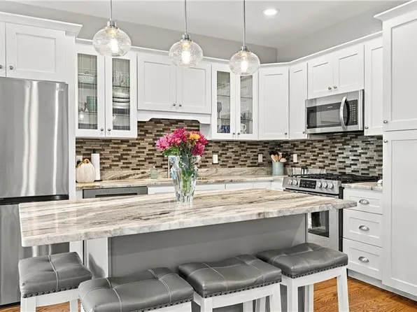 1 Desiree Ct Unit F, Smithfield, RI 02917