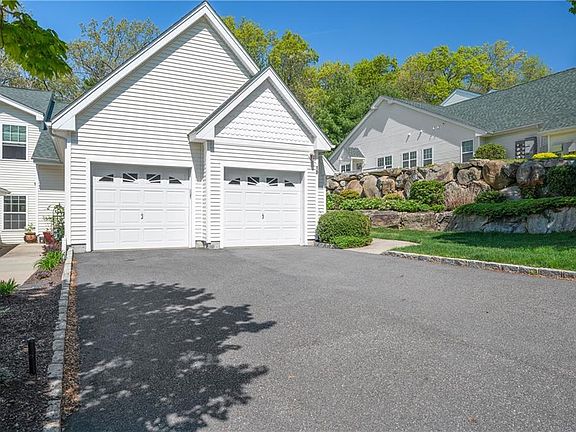 5th image of 10 Silver Pines Blvd