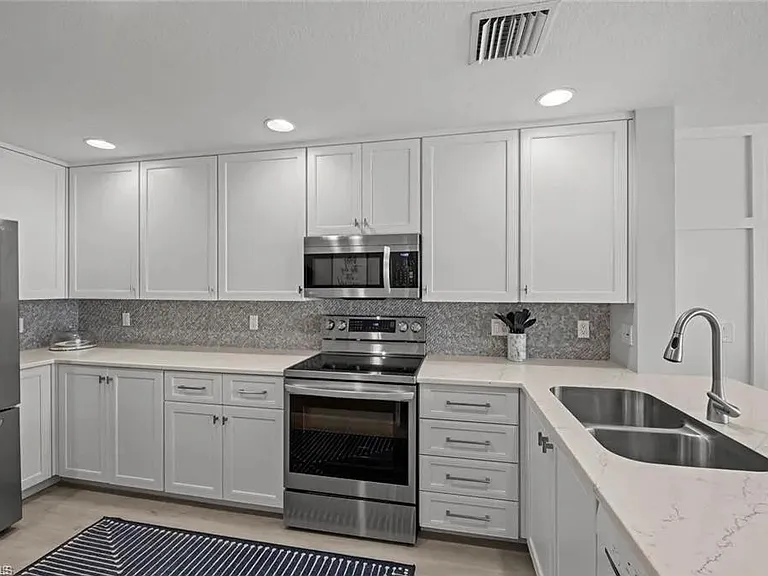 15561 Latitude Dr — Photo 5