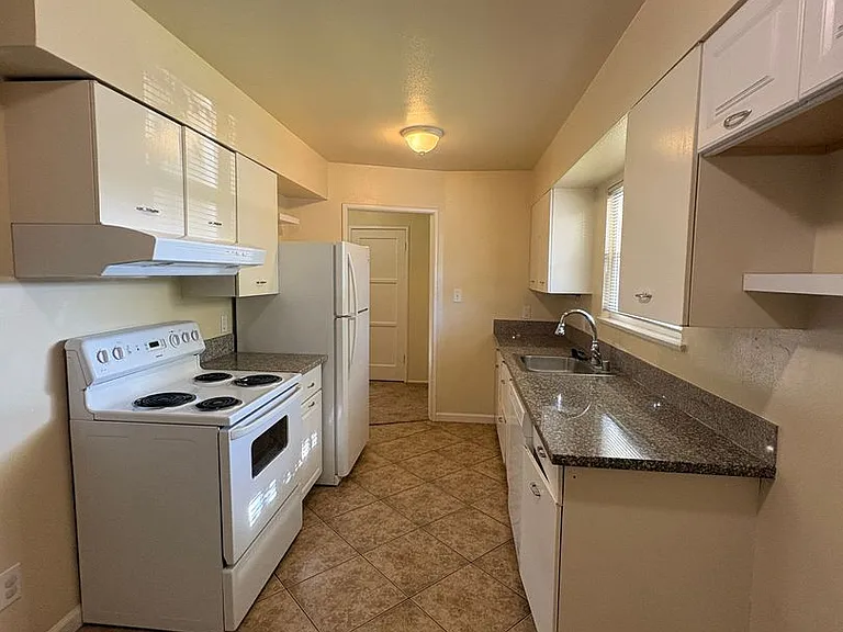 909 Hampton Rd — Photo 4