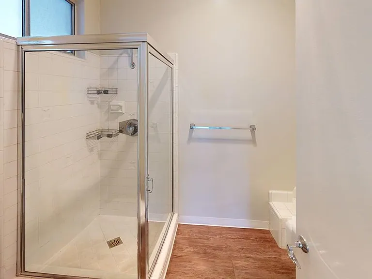 Windsor Place Apartments — Photo 21