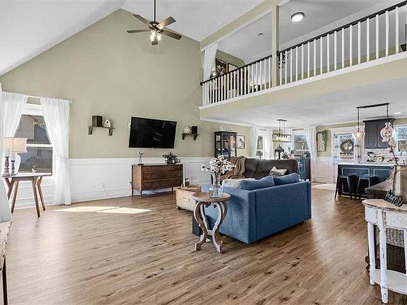 4th image of 715 S 4th St