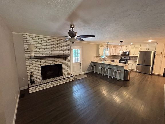 3rd image of 1015 Castlewood Dr