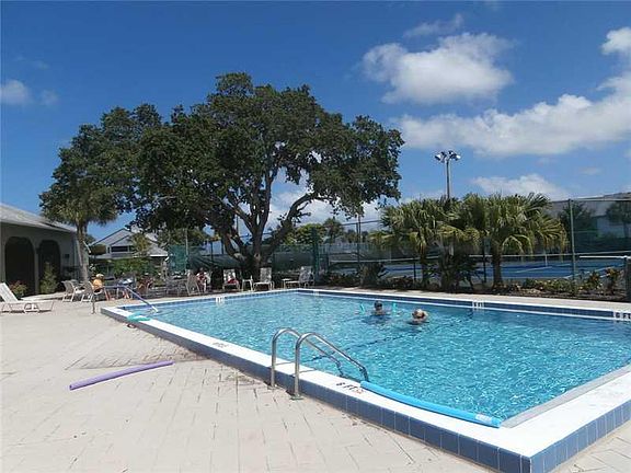 4th image of 5720 Marina Dr APT 3
