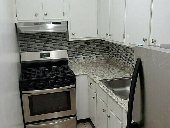3rd image of 3 Hanover Sq APT 12