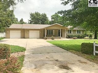 512 N Lake Bedell Dr, Hutchinson, KS 67501