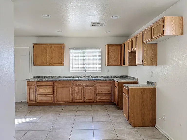 2117 Clancy St — Photo 4