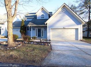 486 Crystal Brook Dr, Fenton, MI 48430