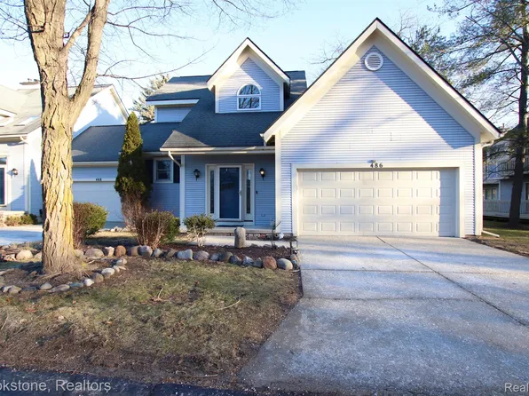 486 Crystal Brook Dr, Fenton, MI 48430