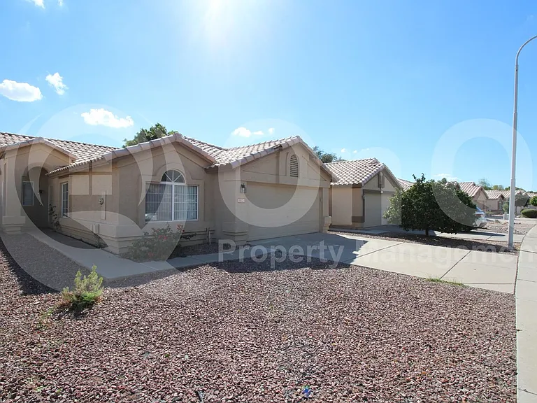 815 W Silver Creek Rd — Photo 2