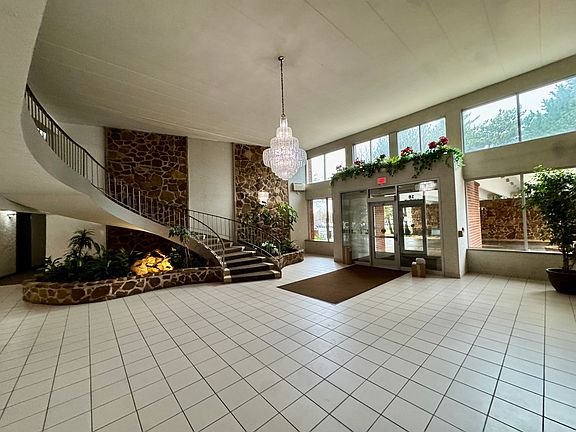 4th image of 18 E Old Willow Rd APT 522N