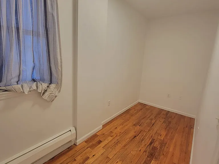 284 14th St #1R — Photo 9