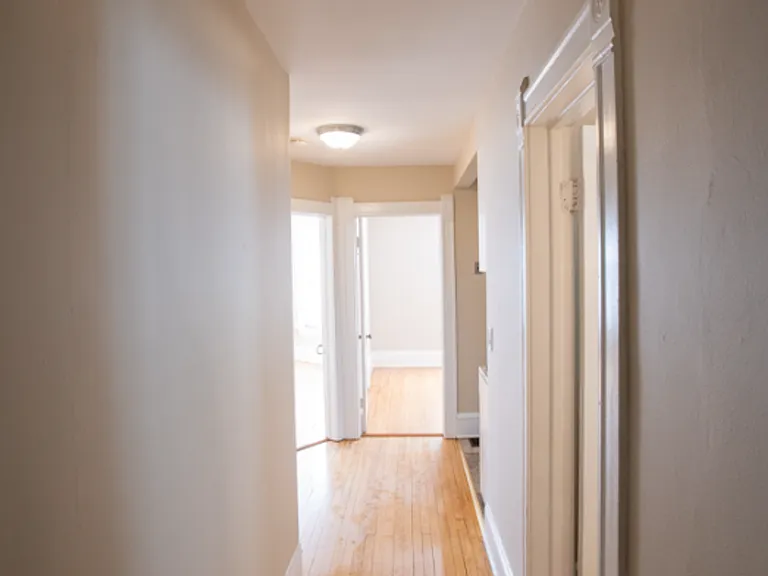 $1565 2 Bedroom Upper Flat Near UWM - 2728 N Murray — Photo 8