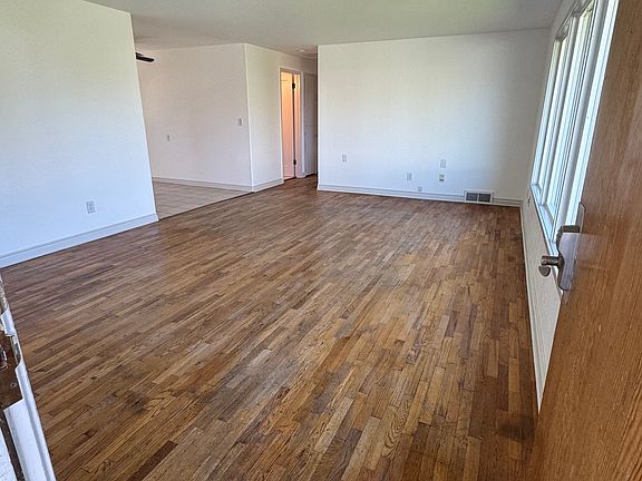 4th image of 607 S 72nd Ave