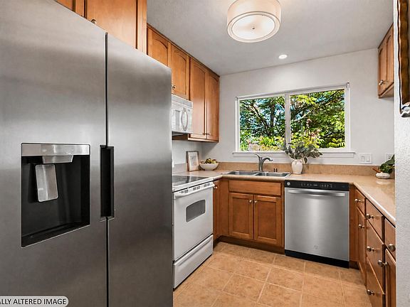 4th image of 225 Burt Street #17