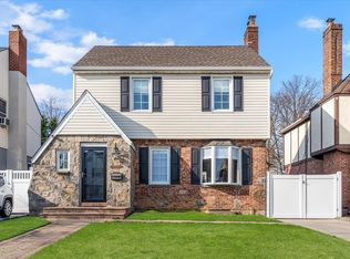 16643 24th Rd, Whitestone, NY 11357