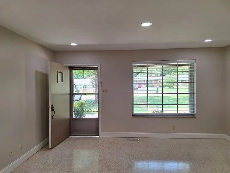 6826 Dorchester Dr — Photo 12