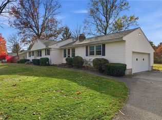 17844 Kenston Lake Dr, Chagrin Falls, OH 44023