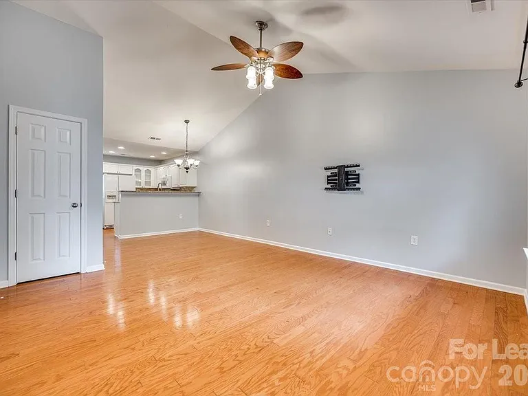2052 Shady Pond Dr — Photo 4