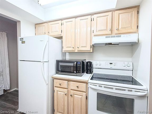 5th image of 756 E Fox Hills Dr