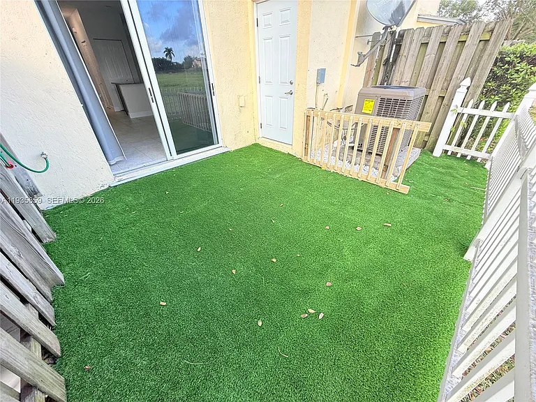 134 SE 28th Ter #5 — Photo 24
