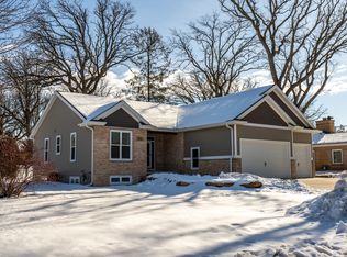 733 Woodland Dr, Sun Prairie, WI 53590