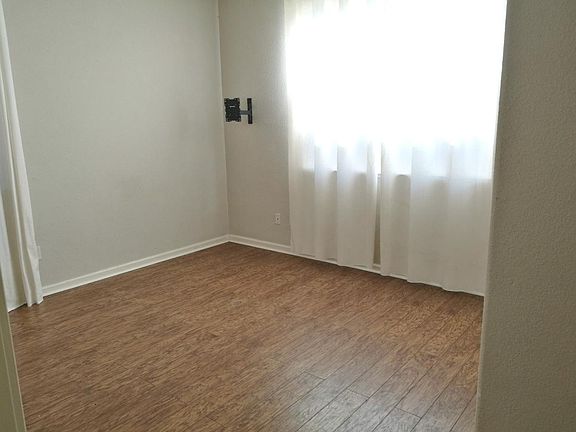 4th image of 104 Capistrano Ct