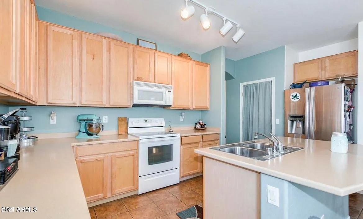 5 bed, 3.0 bath, 2848 sqft, $2,795 — Photo 2