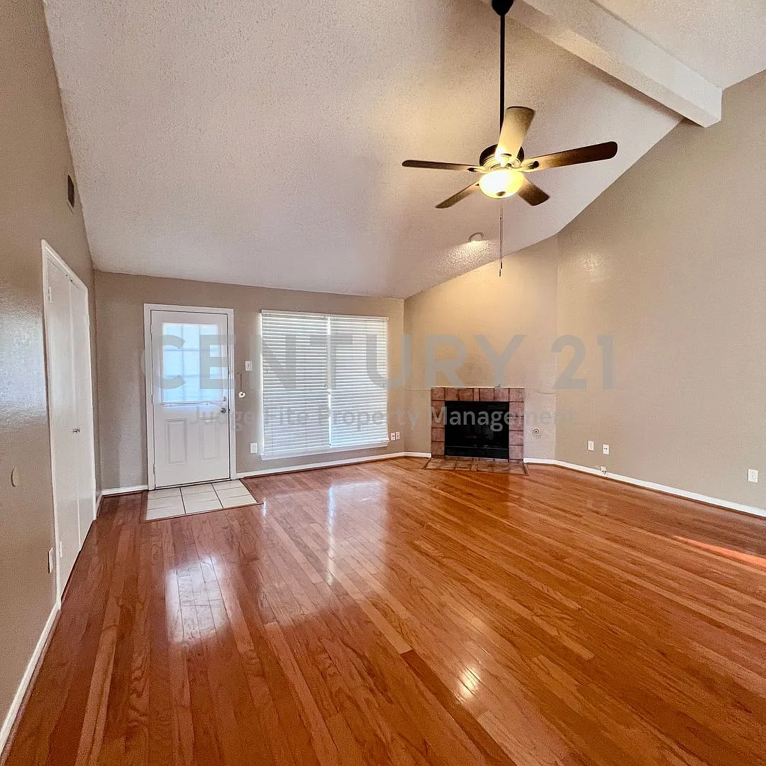 Fabulous 3/2/2 Nestled on Corner of Cul-de-sac in Red Oak ISD For Rent! — Photo 3