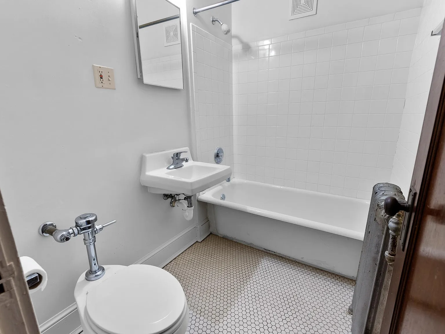 2324 W Wisconsin Ave — Photo 4