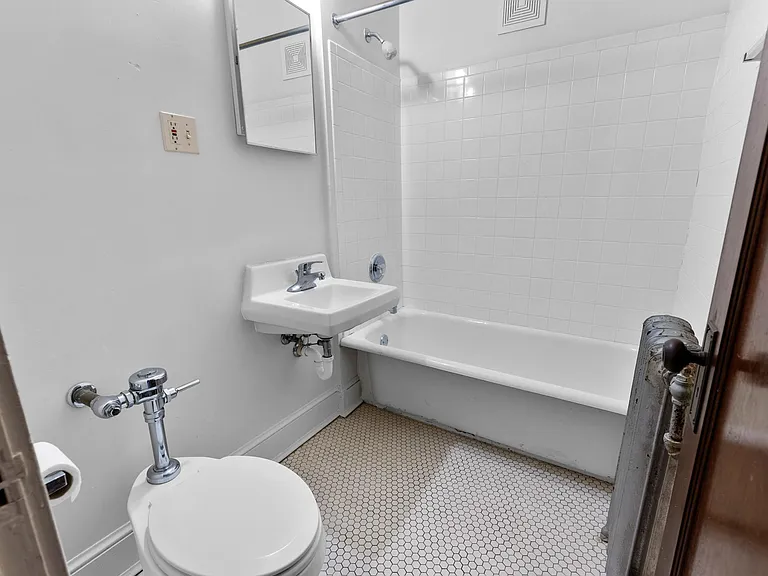 bathroom full size tub