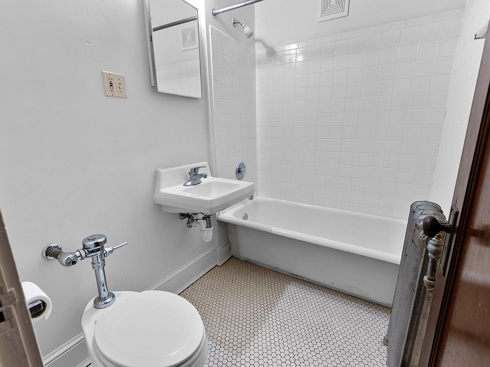 bathroom full size tub