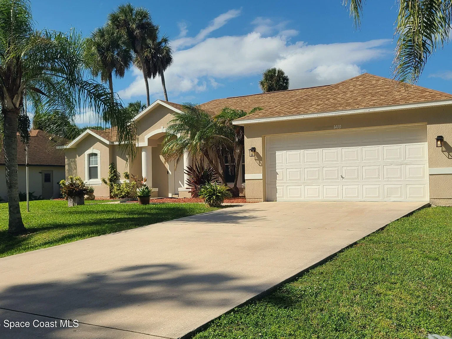 3 bed, 2.0 bath, 1860 sqft, $2,095 — Photo 2