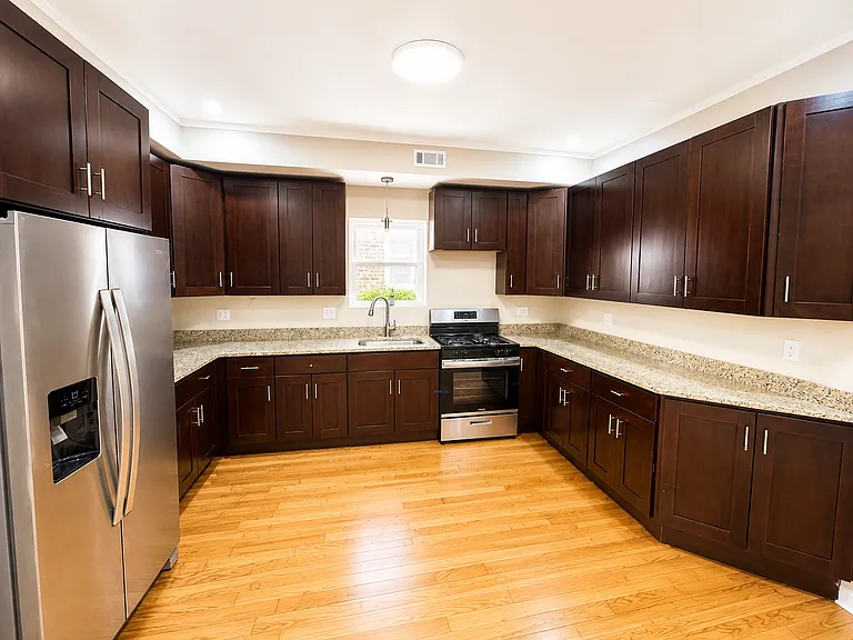 3 bed, 2.0 bath, 1250 sqft, $2,200 — Photo 3