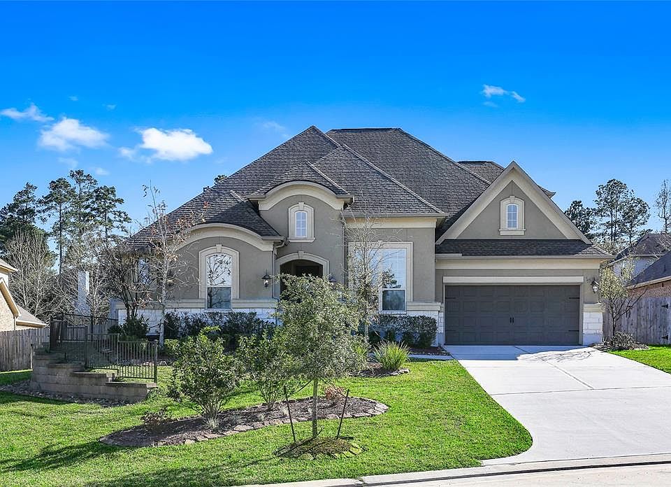 Village Builders 1.5 story on large cul-de-sac corner lot with beautiful curb appeal