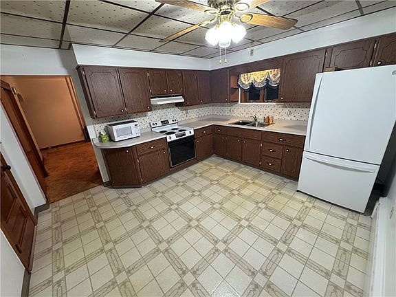 5th image of 111 N Hitchman St