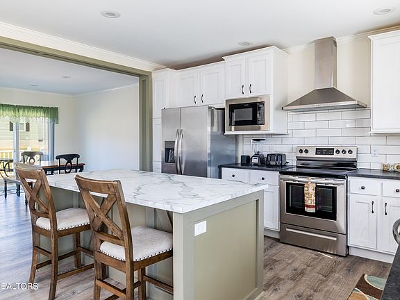 3rd image of 324 Garden Ln